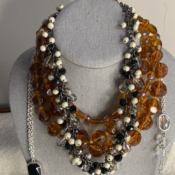 Vintage and Costume Jewelry Lot with Earrings, Necklaces, and Bracelets [1 lb] B - Picture 5 of 5